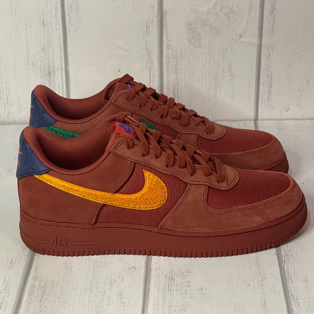 NIKE Men's  Air Force 1 Low Somos Familia Redstone size 10.5 US - Picture 5 of 12